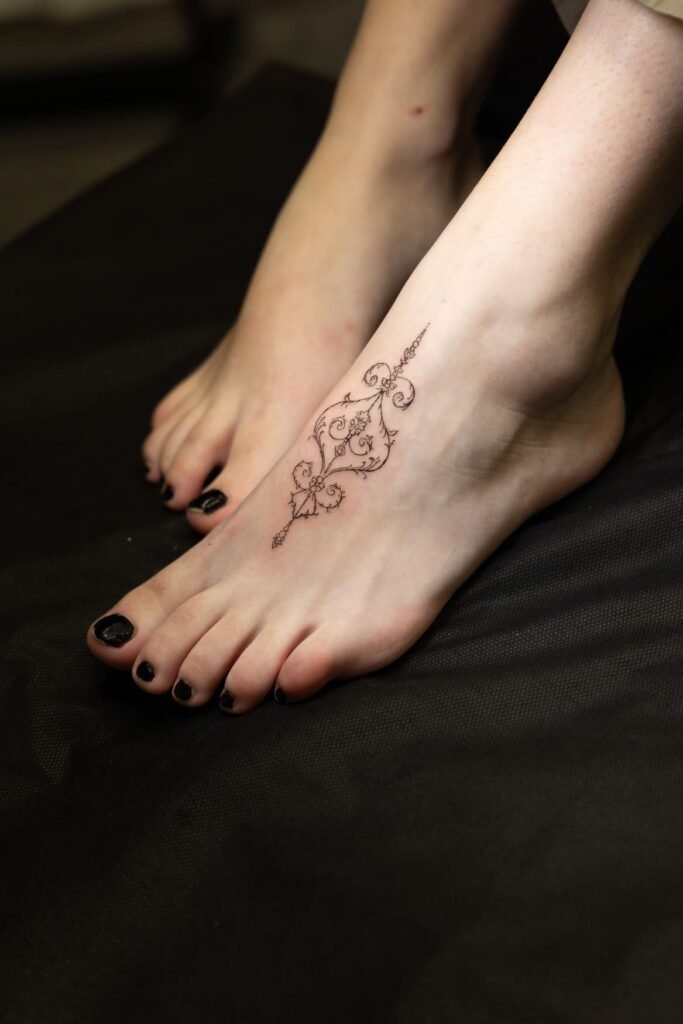 Tatuaje de línea fina en Valencia — Museum Tattoo & Art