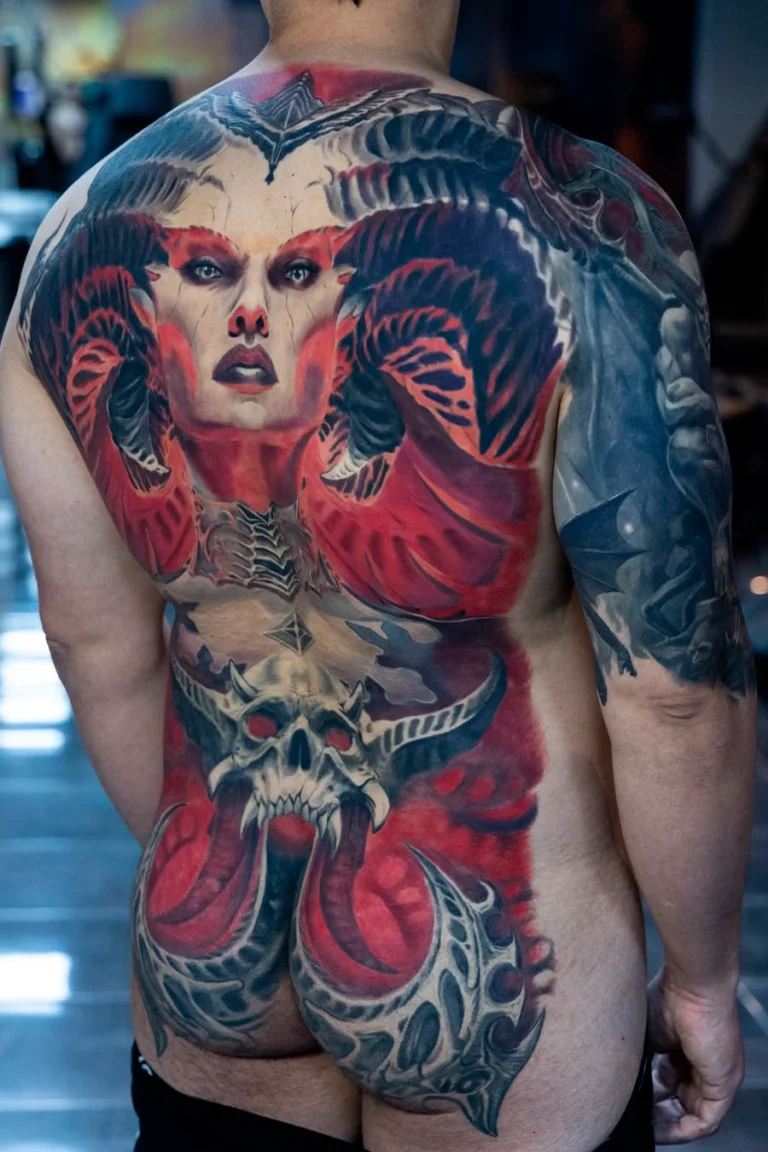 Tatuaje realista en negro y gris de Ekaterina, especialista en realismo en Museum Tattoo, estudio de tatuajes en Valencia
