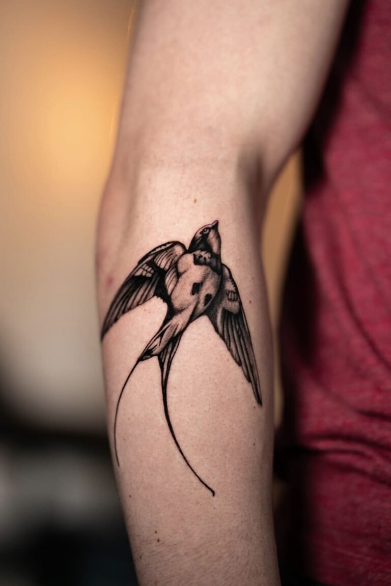 Tatuaje de Sebastián Cárdenas, especialista en fine line y microrealismo en Museum Tattoo Valencia