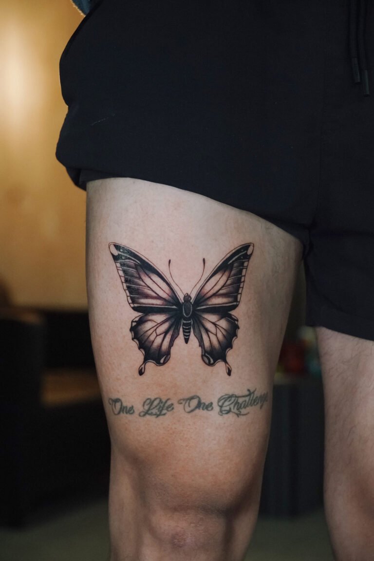 Tatuaje blackwork de Sebastián Cárdenas, tatuador en Museum Tattoo Valencia