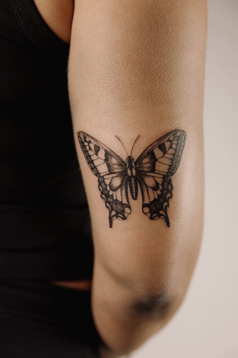 Pieza conceptual en fine line por Sebastián Cárdenas en Valencia — Museum Tattoo & Art