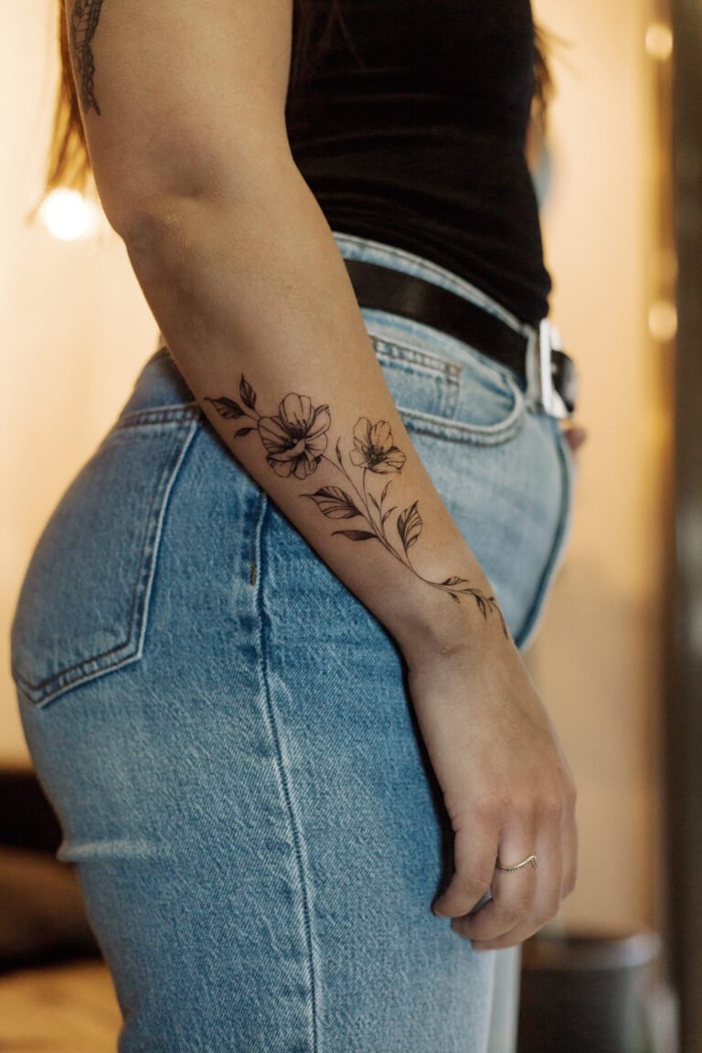 Tatuaje de microrealismo black and grey por Sebastián Cárdenas en Museum Tattoo Valencia