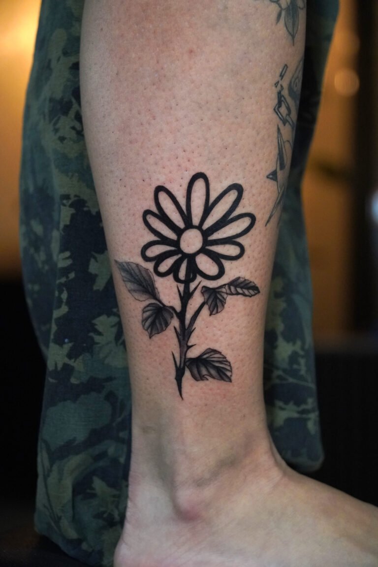 Tatuaje fine line detallado de Sebastián Cárdenas en Valencia — Museum Tattoo & Art