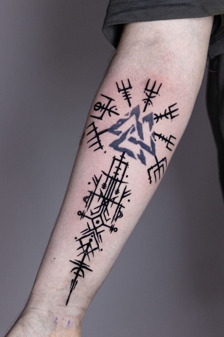 Tatuaje blackwork de Sebastián Cárdenas, tatuador en Museum Tattoo, estudio de tatuajes en Valencia