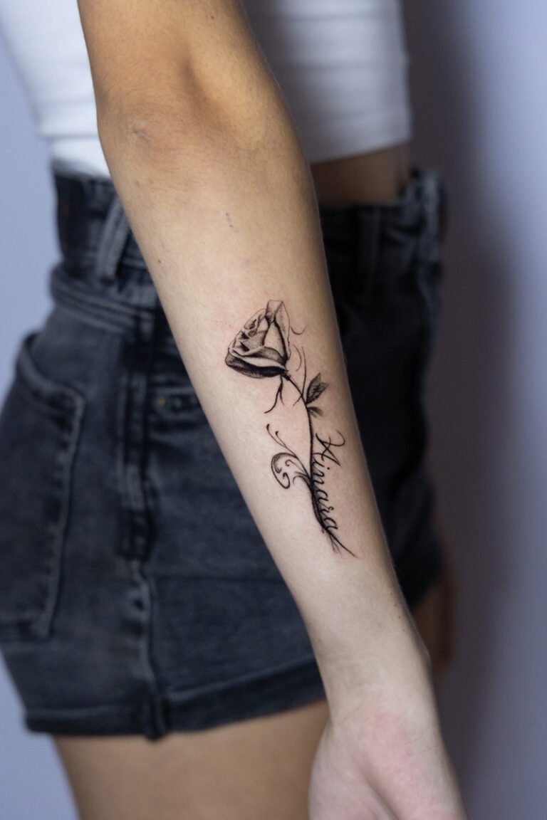 Tatuaje fine line de rosa con lettering en el antebrazo, por Paco Serra – Museum Tattoo Valencia