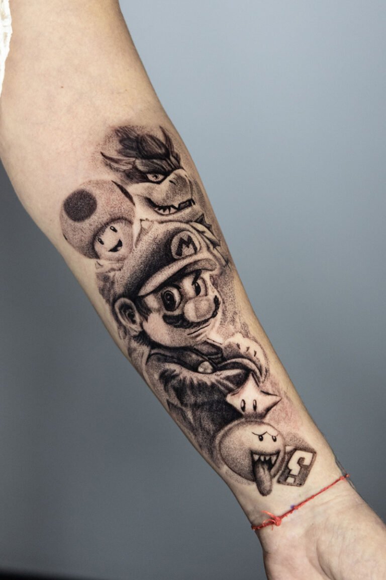 Tatuaje realista de personajes de Super Mario en el antebrazo, por Paco Serra – Museum Tattoo Valencia