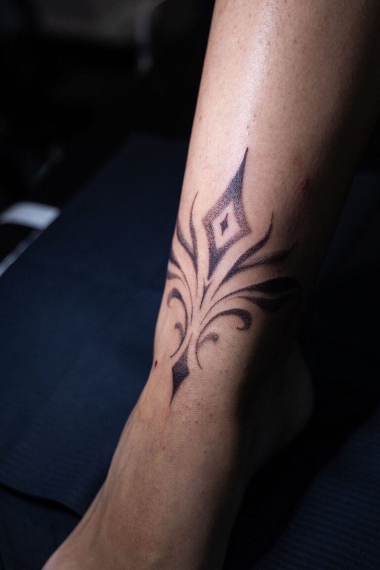 Tatuaje neo tribal ornamental a puntillismo en el tobillo, por Paco Serra – Museum Tattoo Valencia