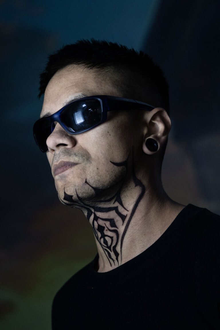 Tatuaje neo tribal a puntillismo en cuello y mandíbula, por Paco Serra – Museum Tattoo Valencia
