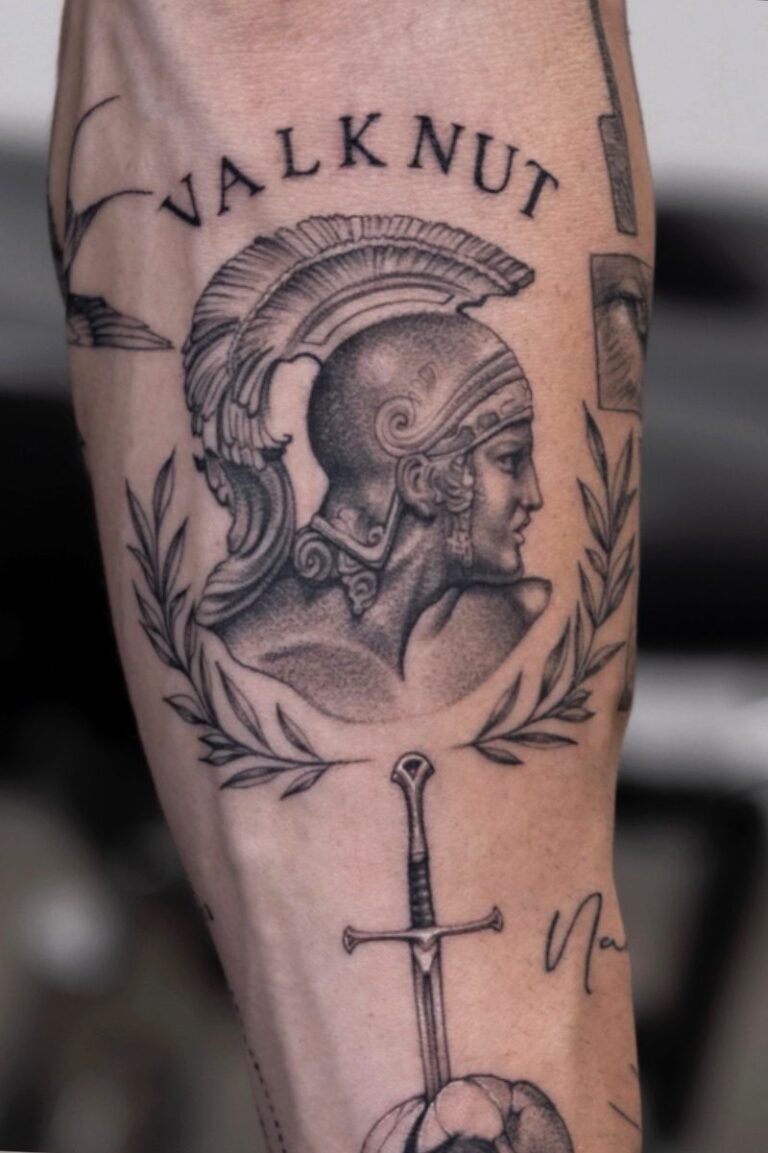 Tatuaje de casco espartano con laurel y espada en blanco y negro, línea fina y puntillismo, por Alex