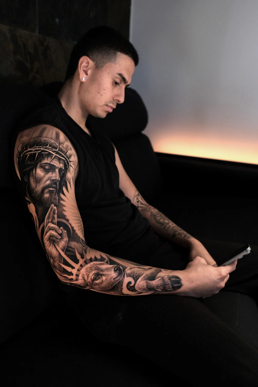 Tatuaje de brazo para hombre: manga realista de Cristo con corona de espinas, mano bendiciendo, paloma y cordero en el antebrazo