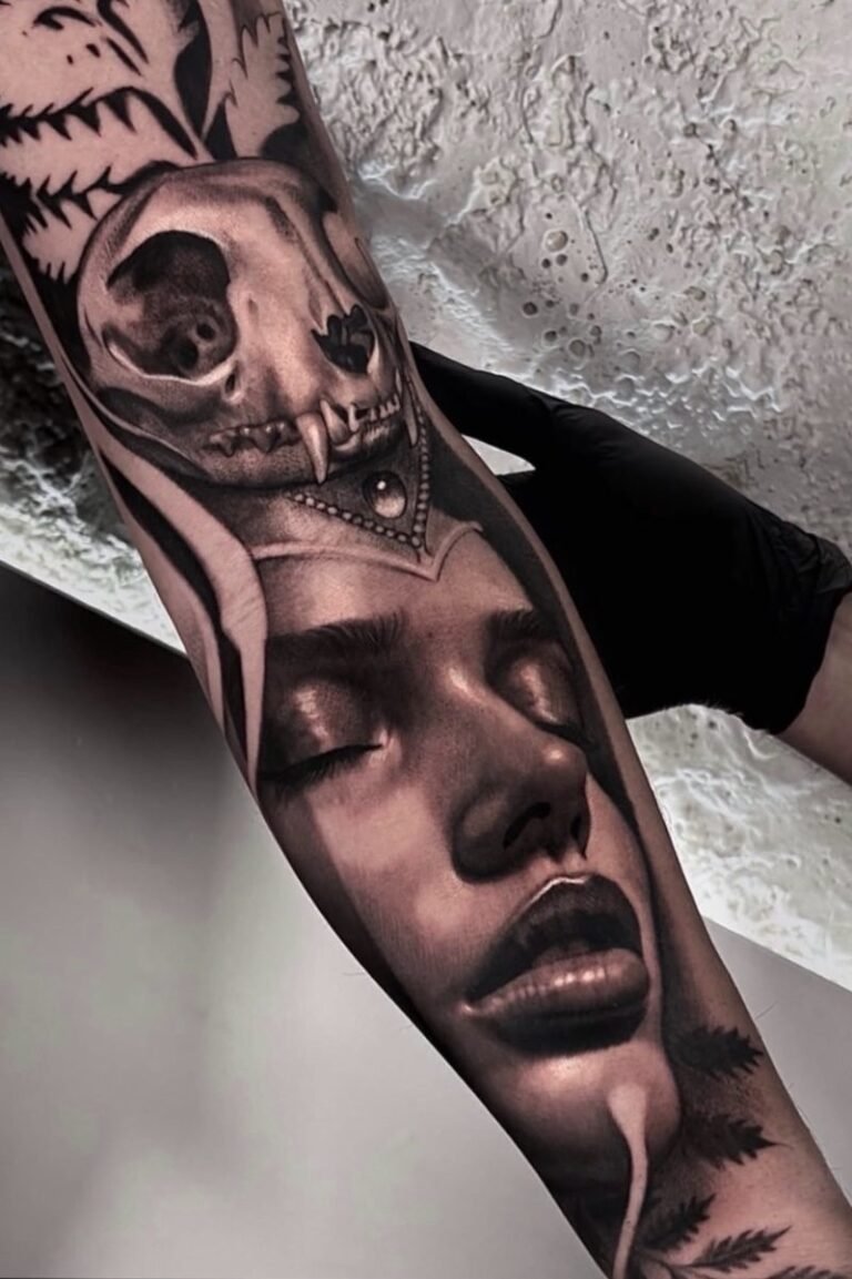 Manga de tatuaje realista con rostro femenino y cráneo de felino en blanco y negro por Alex