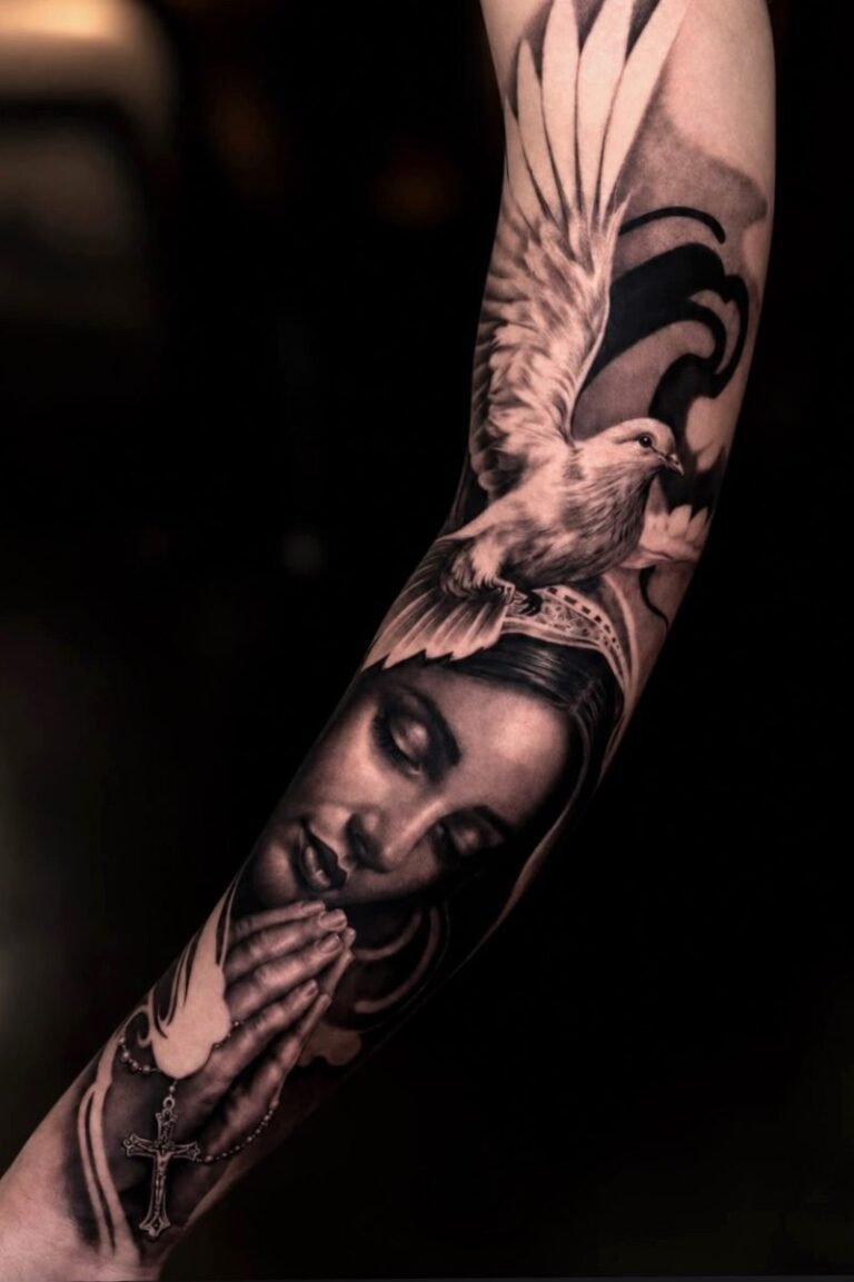 Manga de tatuaje en realismo blanco y negro con figura religiosa, paloma y rosario, por Alex