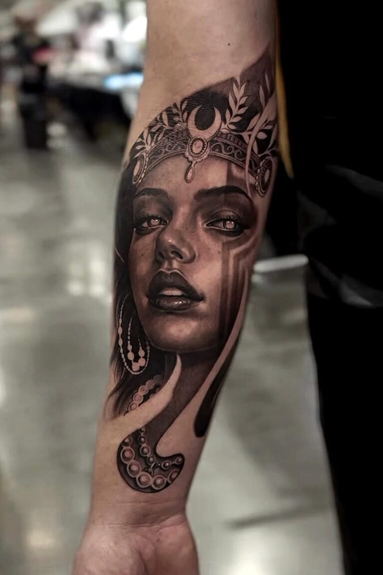 Tatuaje realista de retrato femenino con diadema y perlas en el antebrazo, por Alex