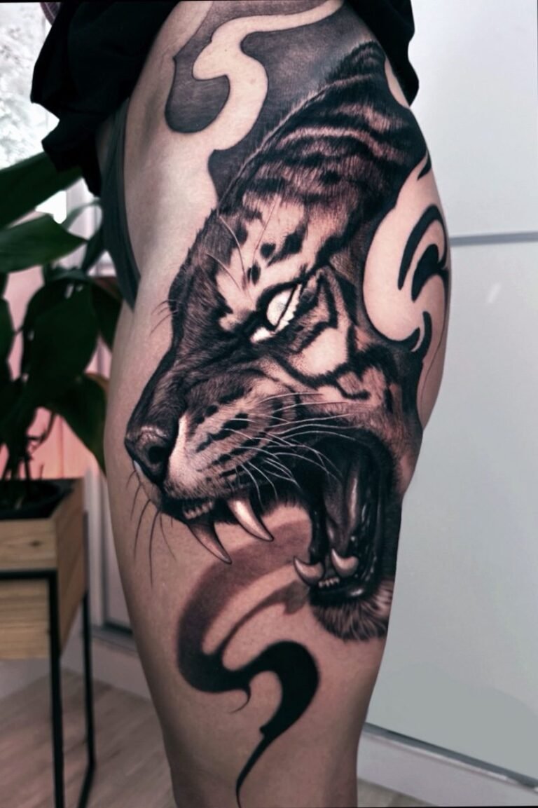Tatuaje de tigre realista con nubes japonesas en blanco y negro hecho por Alex en Valencia