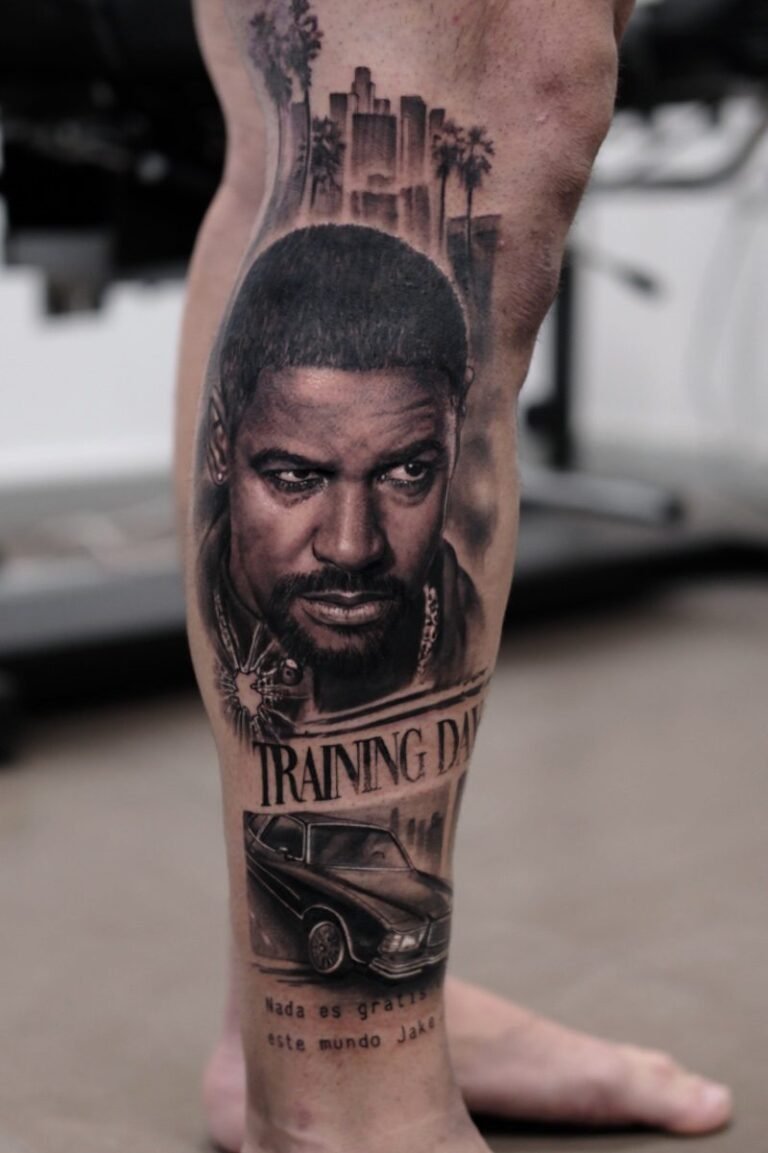 Tatuaje de retrato realista en blanco y negro en la pierna, con coche y skyline, por Alex