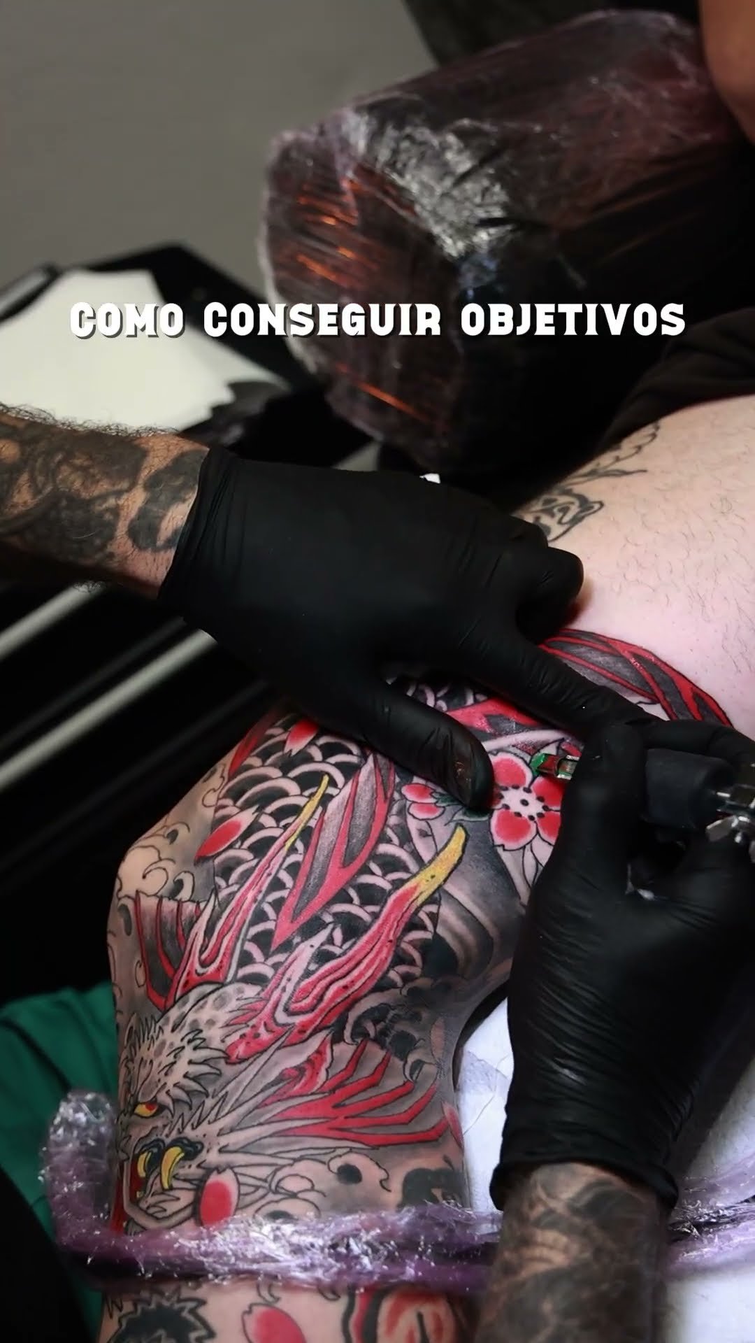 Tatuaje japonés a color en la pierna: carpa koi que se convierte en dragón, por Kabra en Museum Tattoo Valencia