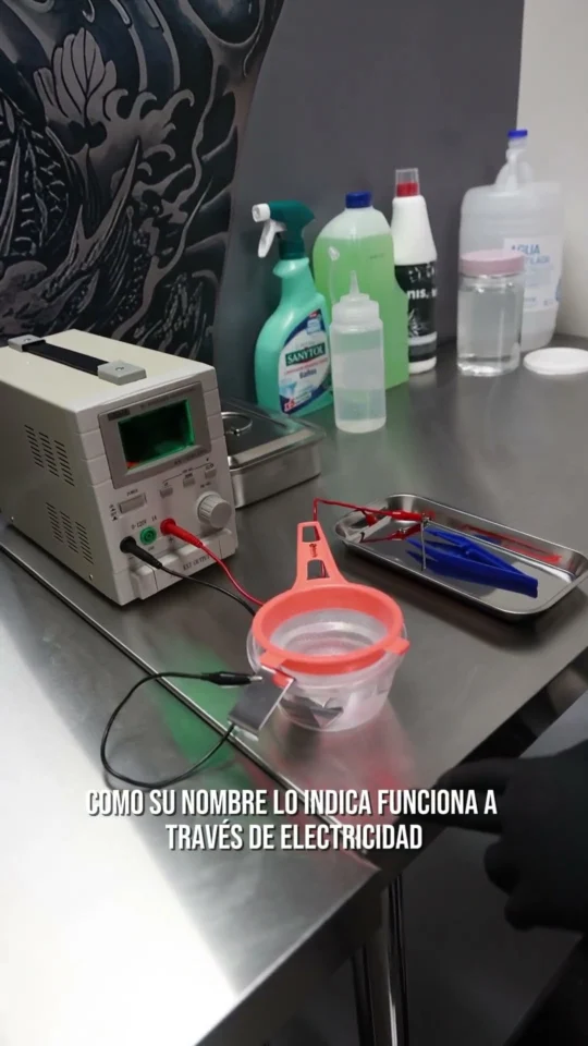 Joya de titanio anodizada a 65 voltios en tono dorado para un rook piercing en Museum Tattoo Valencia