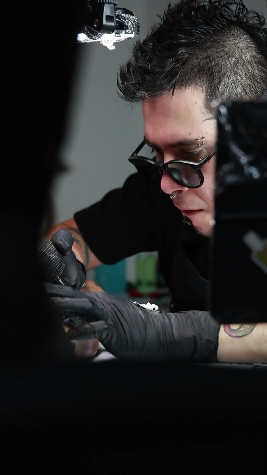 Laura cuenta su experiencia: Cover up de búho neotradicional a color, tatuado por Nelson en Museum Tattoo Valencia