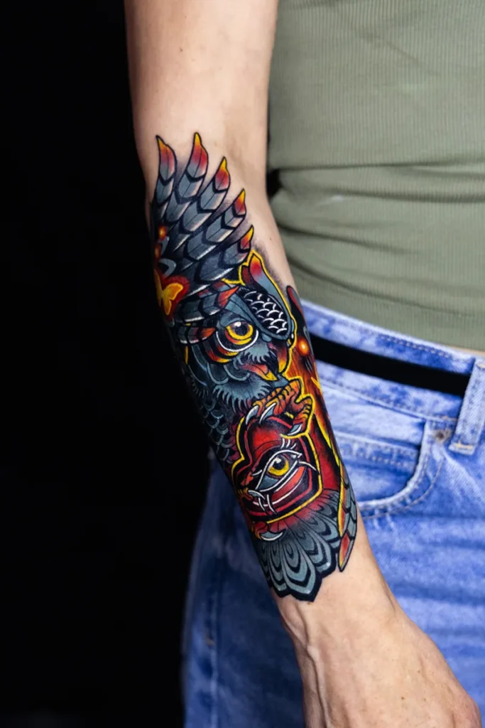 Búho en el antebrazo: cover up neotradicional a color por Nelson