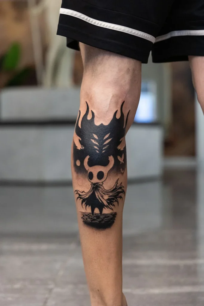 Primera fase del cover up de Nelson: el negro del diseño de Hollow Knight ya cerrado sobre el tatuaje antiguo