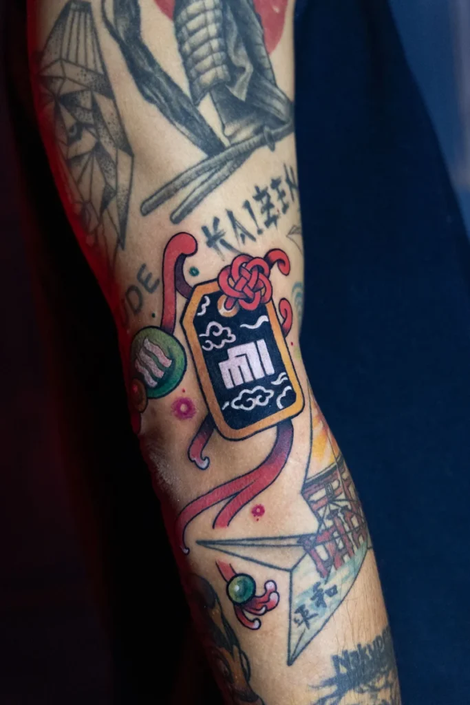 Omamori con kamon familiar en el brazo: neojaponés por Polina