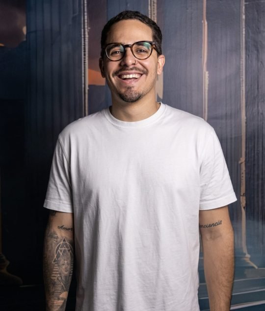 Sebastián Cárdenas, tatuador especialista en fine line y microrealismo en Museum Tattoo, estudio de tatuajes en Valencia