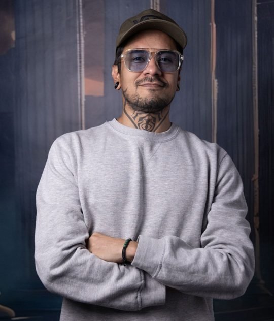 Santiago Suárez, tatuador especializado en realismo y surrealismo, en el estudio Museum Tattoo de Valencia